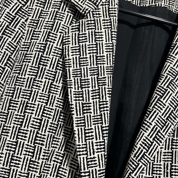 Ann Taylor silk blazer, size 4, fits like a small medium - Picture 3 of 4